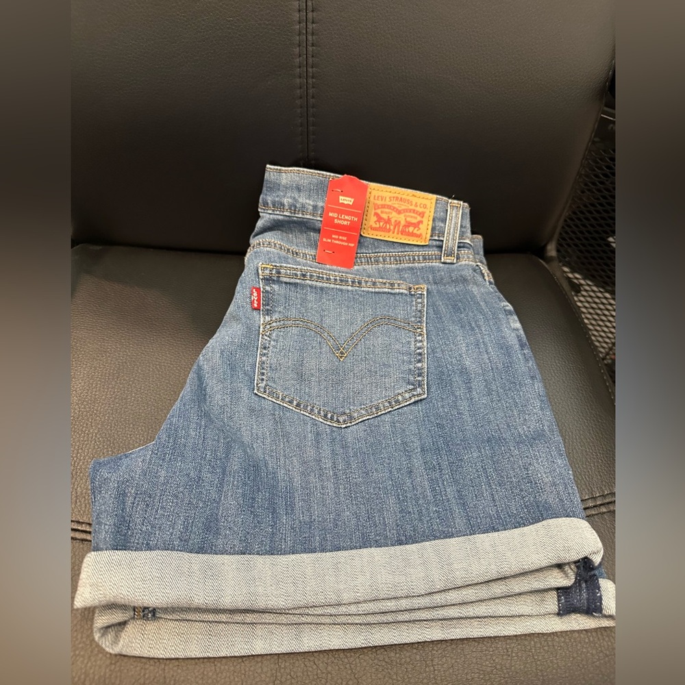 NWT Levi's Women’s Mid Rise Stretch Cuffed Mid Length Shorts
